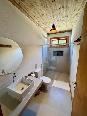 Serviettes fournies, savon, shampoing, papier toilette