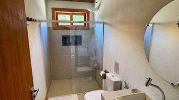 Serviettes fournies, savon, shampoing, papier toilette