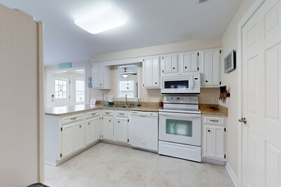 West Fenwick home w/deck, patio, firepit, balcony & grill