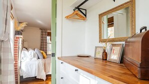 Ein Schlafzimmer mit einem Bett, einem Schminktisch, einem Spiegel und einem Holzschrank.