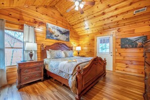 5 bedrooms, desk, free WiFi, bed sheets