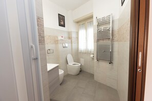 Ducha, secador de pelo, bidé y toallas
