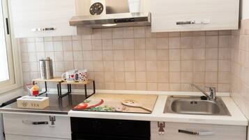 Frigorifero, forno, piano cottura, macchina per tè/caffè