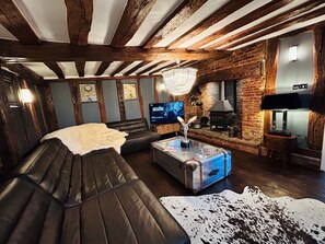 Smart-tv, eldstad, böcker och en stereo