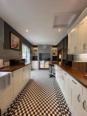 Kylskåp, mikrovågsugn, ugn och spishäll