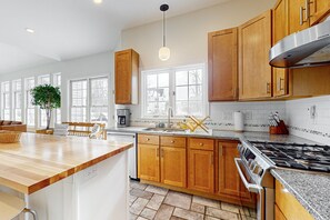 Fridge, microwave, oven, stovetop - Cozy home near park, deck, patio, bbq, soaking tub, TV, basketball, office, w/d (South Burlington)