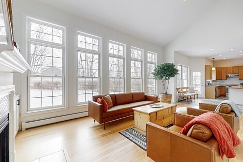 Cozy home near park, deck, patio, bbq, soaking tub, TV, basketball, office, w/d