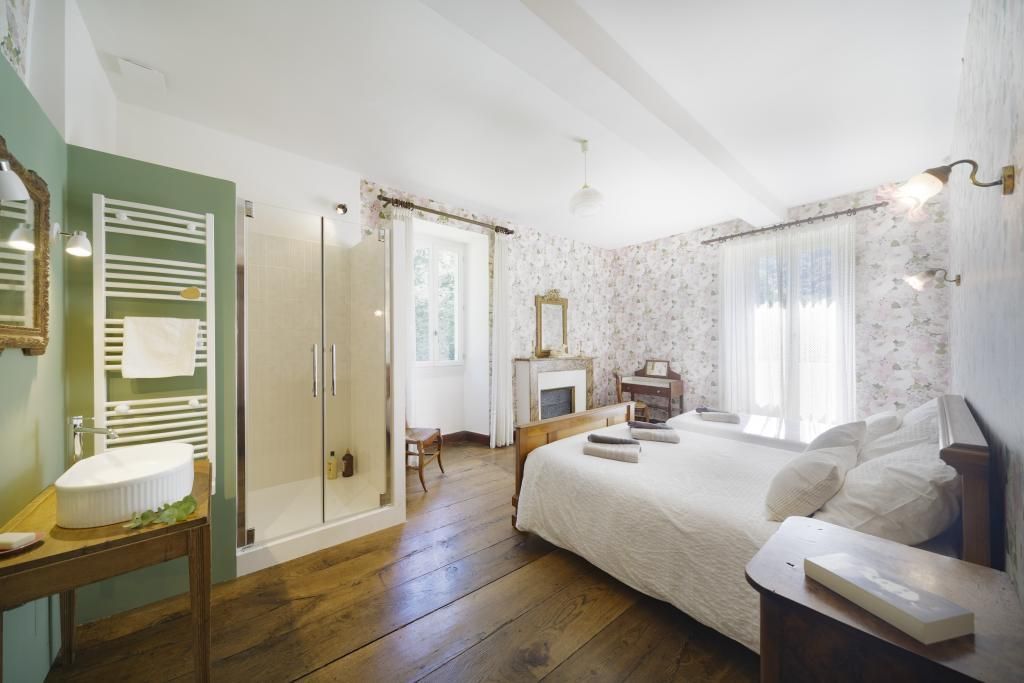 5 bedrooms, iron/ironing board, travel crib, WiFi (free)