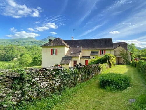 Splendid farmhouse at the foot of the Pyrenees, breathtaking view