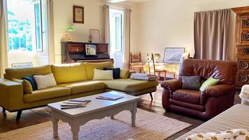 TV connectée, cheminée, table de tennis de table, livres