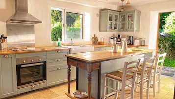 Een koelkast, een magnetron, een oven, een kookplaat