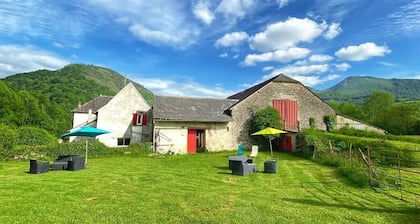 Splendide Corps de Ferme au pied des Pyrénées, vue imprenable