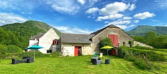 Splendid farmhouse at the foot of the Pyrenees, breathtaking view