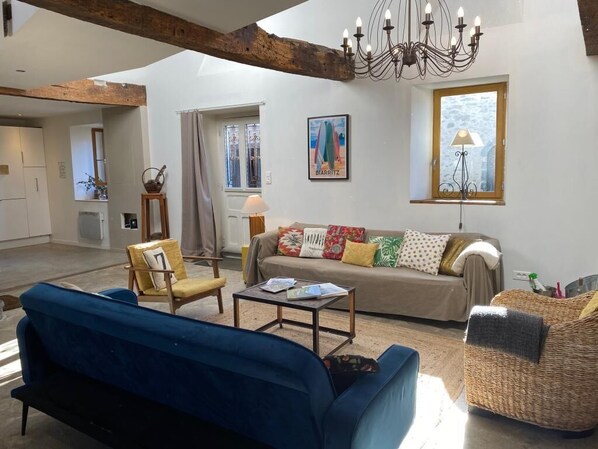 Smart TV, books, stereo