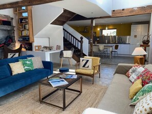 Smart TV, books, stereo