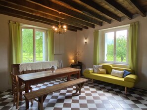 Smart-TV, Kamin, DVD-Player, BĂŒcher