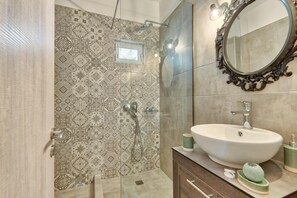 Dusj, hårføner og håndklær