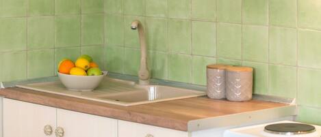 Réfrigérateur, four, plaque de cuisson, cafetière/bouilloire