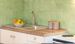 Fridge, oven, stovetop, coffee/tea maker - Kallas Apartments-Green (Laganas)