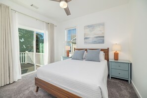 4 bedrooms, desk, iron/ironing board, travel crib - Lakefront/KingBed/FirePit/Arcade/
Kayaks/Boat Slip (Littleton)