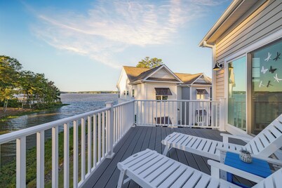 Lakefront/KingBed/FirePit/Arcade/
Kayaks/Boat Slip