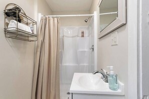 Dusche, Haartrockner, Handtücher