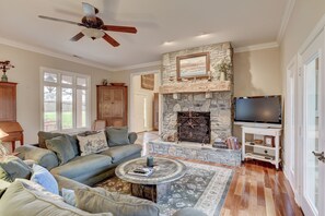 Living area - Near Nashville Greenwood farms  country home , Gallatin (Gallatin)