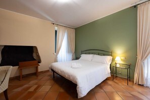 舒適  雙人或雙床房 | 書桌