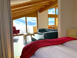 2 bedrooms, desk, travel cot, free WiFi