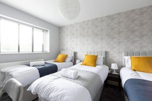 5 bedrooms, iron/ironing board, free WiFi, bed sheets - Huge Home,sleeps 12, Private Parking, Pets ok (Leeds)