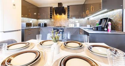 Huge Home,sleeps 12, Private Parking, Pets ok