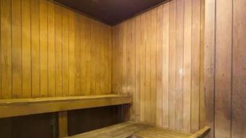 Eine Sauna mit Holzwänden und -bänken.