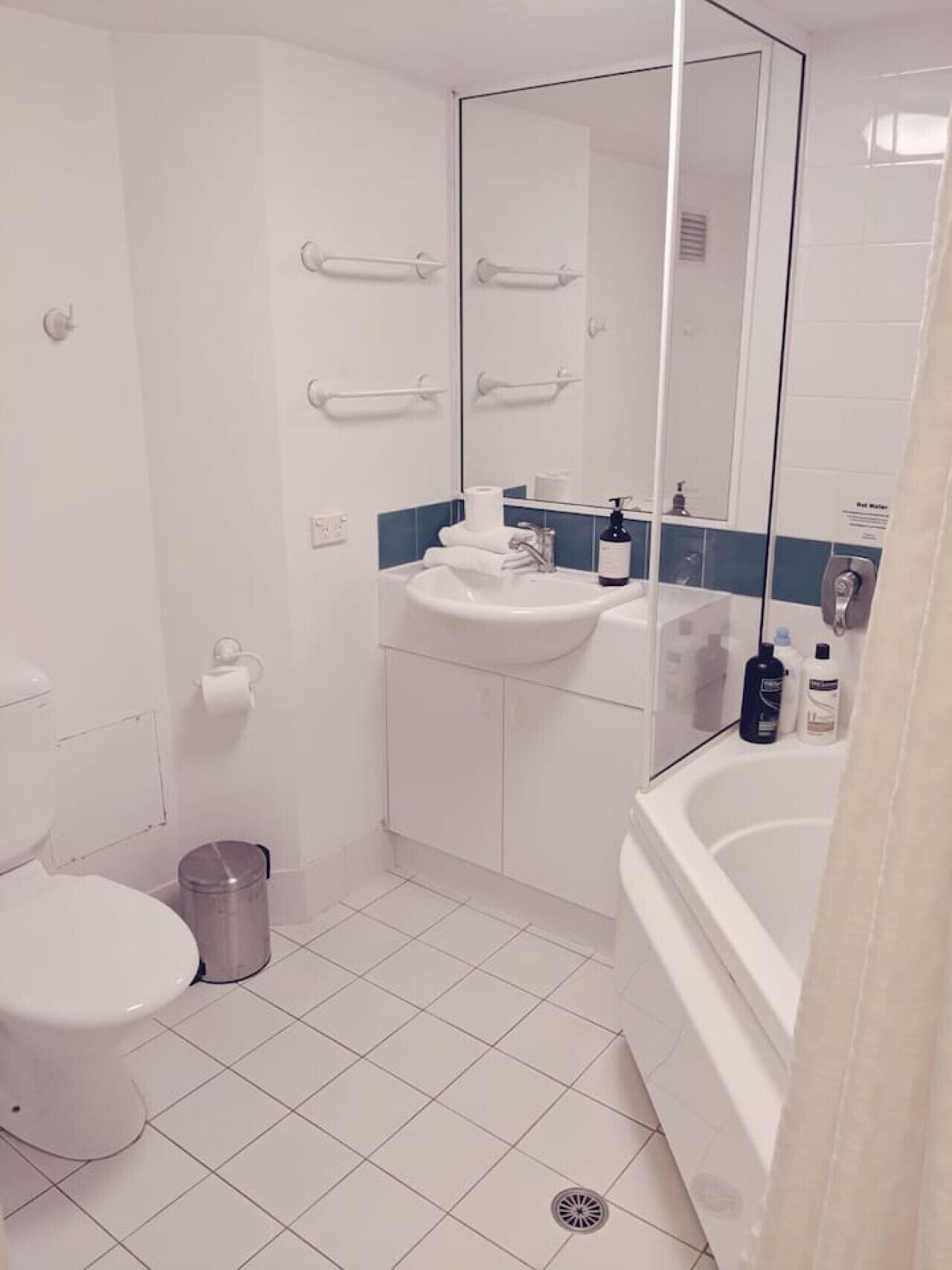 Une salle de bain avec des toilettes, un lavabo et une baignoire.