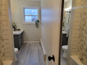ヘアドライヤー、タオル、石鹸、トイレットペーパー