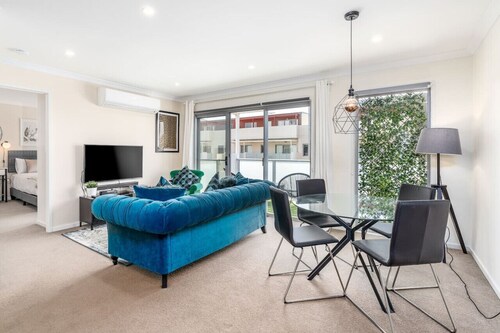 Cosy 2BR Close to Light Rail