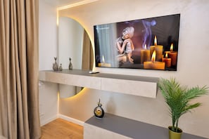 Apartment, 1 Bedroom, Smoking, Balcony | Living room