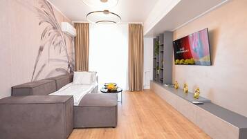 Apartment, 1 Bedroom, Smoking, Balcony | Living room