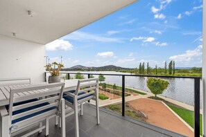 Outdoor dining - Luxurious Waterfront Unit with Breathtaking Views (Kingston)