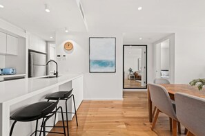 1 bedroom, desk, iron/ironing board, WiFi - Luxurious Waterfront Unit with Breathtaking Views (Kingston)