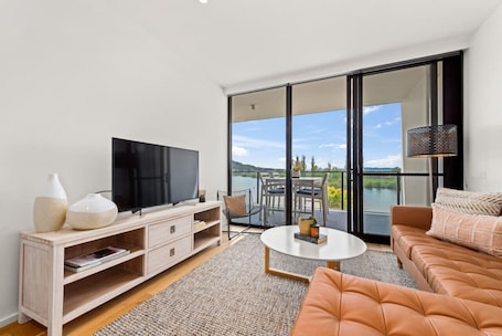 TV. Luxurious Waterfront Unit with Breathtaking Views