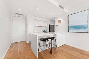 Fridge, microwave, oven, stovetop - Luxurious Waterfront Unit with Breathtaking Views (Kingston)