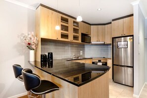 Kühlschrank, Mikrowelle, Herdplatte, Geschirrspüler