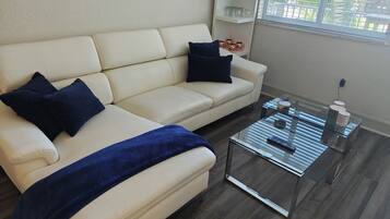 Een smart-tv, tafelvoetbal, een tafeltennistafel en een computerscherm