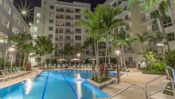 Een buitenzwembad, een verwarmd zwembad