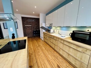 Geladeira, micro-ondas, fogão, cooktop