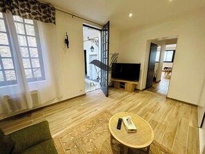 TV - Le Gambetta - Close to downtown & the thermal baths (Rochefort)