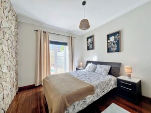 5 habitaciones, tabla de planchar con plancha y cuna de viaje 