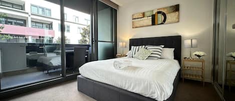 1 slaapkamer, een bureau, een strijkplank/strijkijzer, wifi