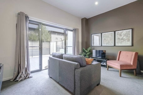 TV. Stylish studio Apt near AIS and GIO Stadium