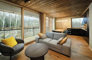 Apartemen, 2 kamar tidur | Area keluarga | Televisi LCD 55-inci dengan saluran TV digital dan mainan